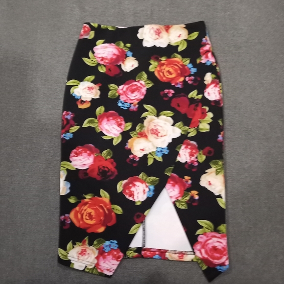 Floral Guess Pencil Skirt - Picture 1 of 2